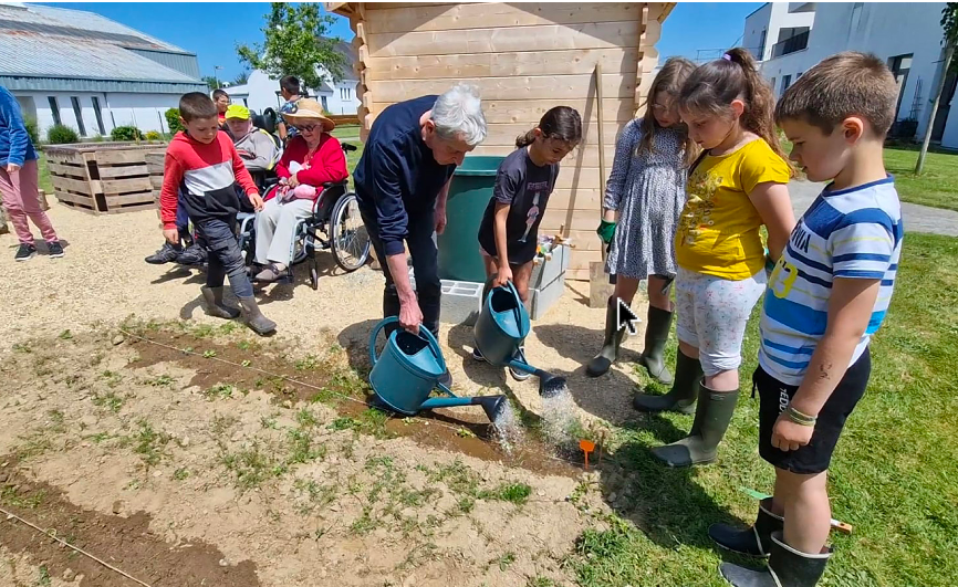 Jeunes et vieux, les mains dans la terre