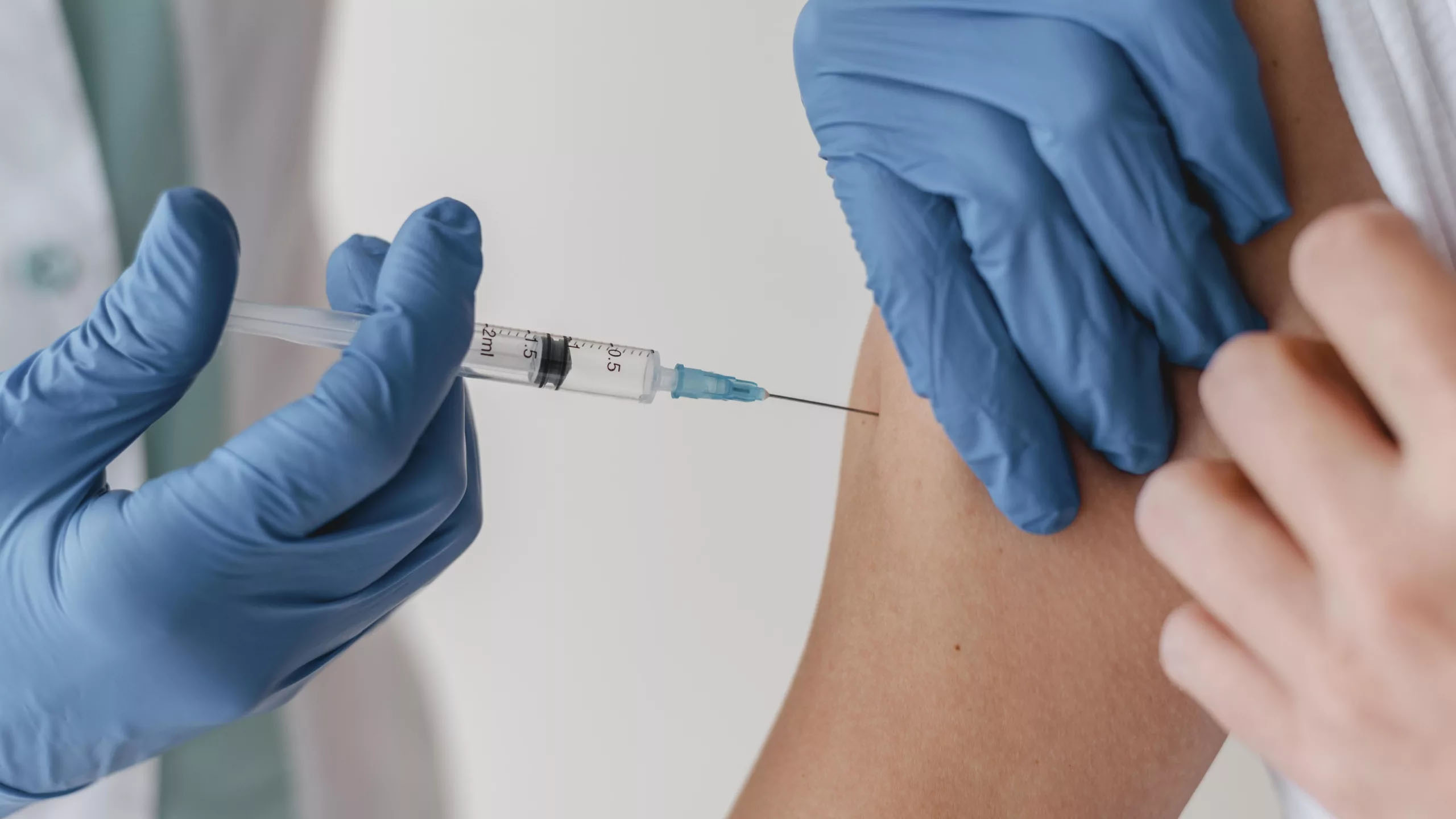 Vue de face du patient recevant son vaccin - @Freepik